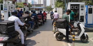 Fuel Hikes Expose Slow EV Shift in Delivery Fleets: Why Riders Still Bear the Petrol Cost Shock