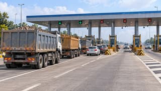 Vedurupavuluru toll row: trucks asked to pay after NH-16 jam